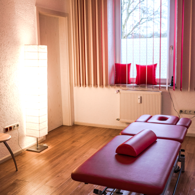 Foto: Behandlungsraum mit roter Massageliege - Praxis für Physiotherapie Ilona Grüter Martkrodach